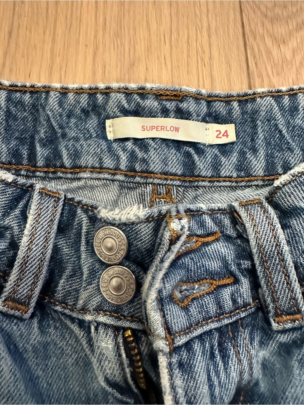 Levi's woman Superlow Straight Leg Jeans in Faded Blue 24”